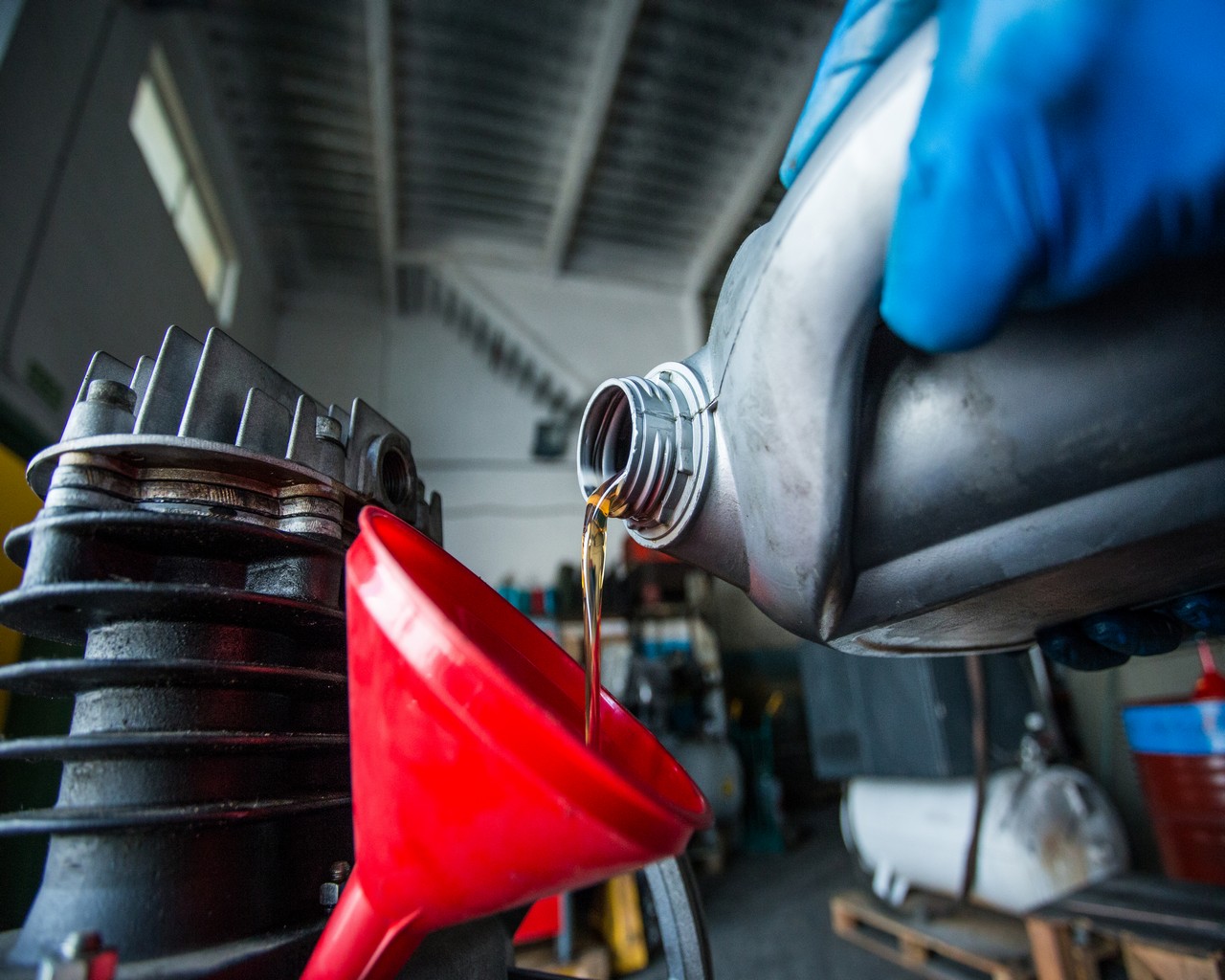 replacing oil filter during oil change